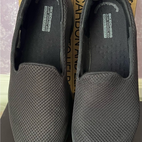 SZ 8.5 Skechers Woman’s Black Slip-On Loafers - Picture 3 of 8